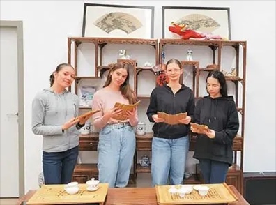 匈中雙語學校的學生胡靈月(左一)、宋智孝(右二)學習中國茶文化。