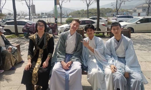 匈牙利學生與襄陽三十六中學生友好交流。