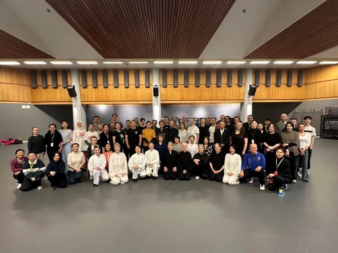 陳正雷老師與培訓班全體學員合影留念。斯德哥爾摩中國文化中心供圖