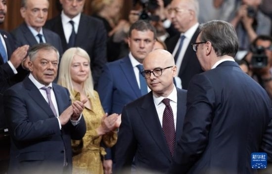  5月2日，在塞爾維亞貝爾格萊德，新一任政府總理武切維奇（中）出席就職儀式。新華社發(fā)（普雷德拉格·米洛薩夫列維奇攝）