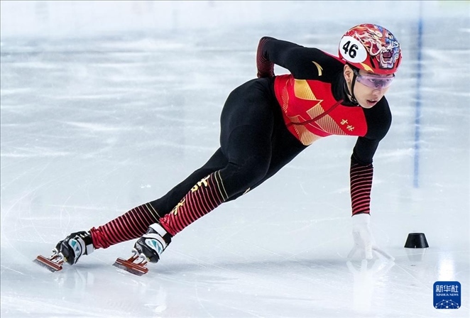 2024年2月18日，第十四屆全國冬季運(yùn)動(dòng)會(huì)短道速滑（公開組）男子1000米決賽，孫龍奪得冠軍，圖為吉林隊(duì)選手孫龍?jiān)诒荣愔?。新華社記者 李博 攝