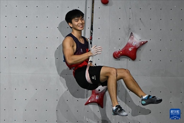 2024年4月13日，在江蘇吳江舉行的2024年國際攀聯(lián)攀巖世界杯（吳江站）男子速度決賽中，中國選手伍鵬獲得冠軍。圖為中國選手伍鵬在決賽后慶祝。新華社發(fā)（王須中攝）