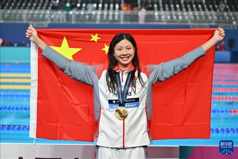 2024年2月13日，2024年世界游泳錦標(biāo)賽游泳項(xiàng)目女子100米蛙泳決賽在卡塔爾多哈舉行。圖為冠軍中國選手唐錢婷在頒獎(jiǎng)儀式后慶祝。新華社記者 薛宇舸 攝