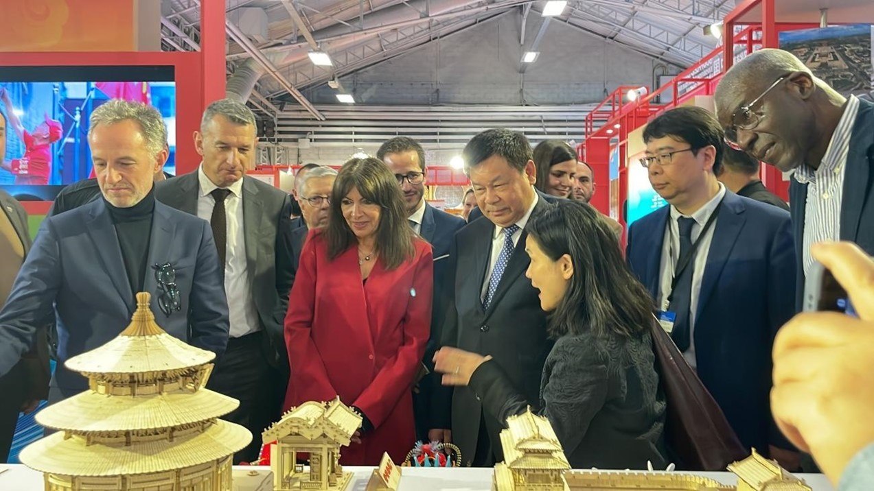 巴黎市市長(zhǎng)安妮·伊達(dá)爾戈參觀展覽。主辦方供圖