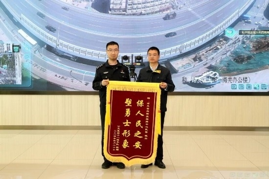 公交車上他一聲大吼！魏杰，好樣的！