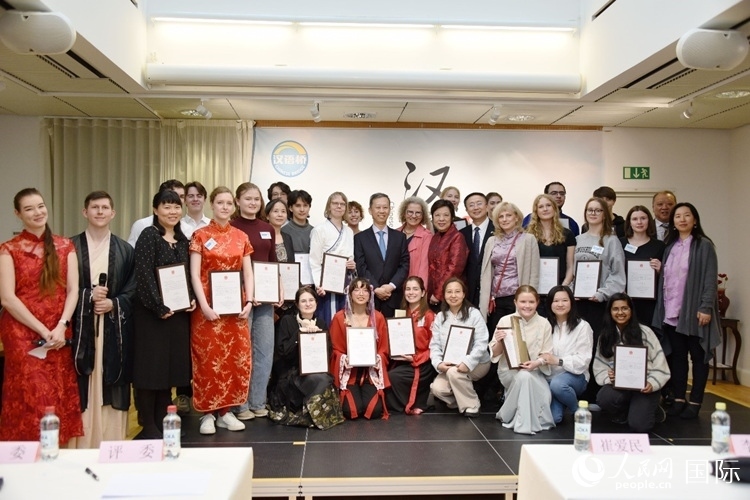 中國駐瑞典大使崔愛民、使館負(fù)責(zé)教育事務(wù)的黃立瓊參贊、預(yù)選賽評委老師和指導(dǎo)老師，以及所有獲獎選手合影留念。人民網(wǎng)記者 殷淼攝