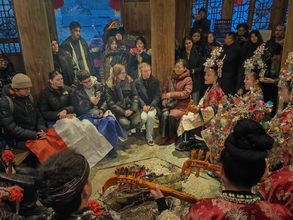 法國青年在榕江體驗民俗文化。新華社記者 羅羽 攝