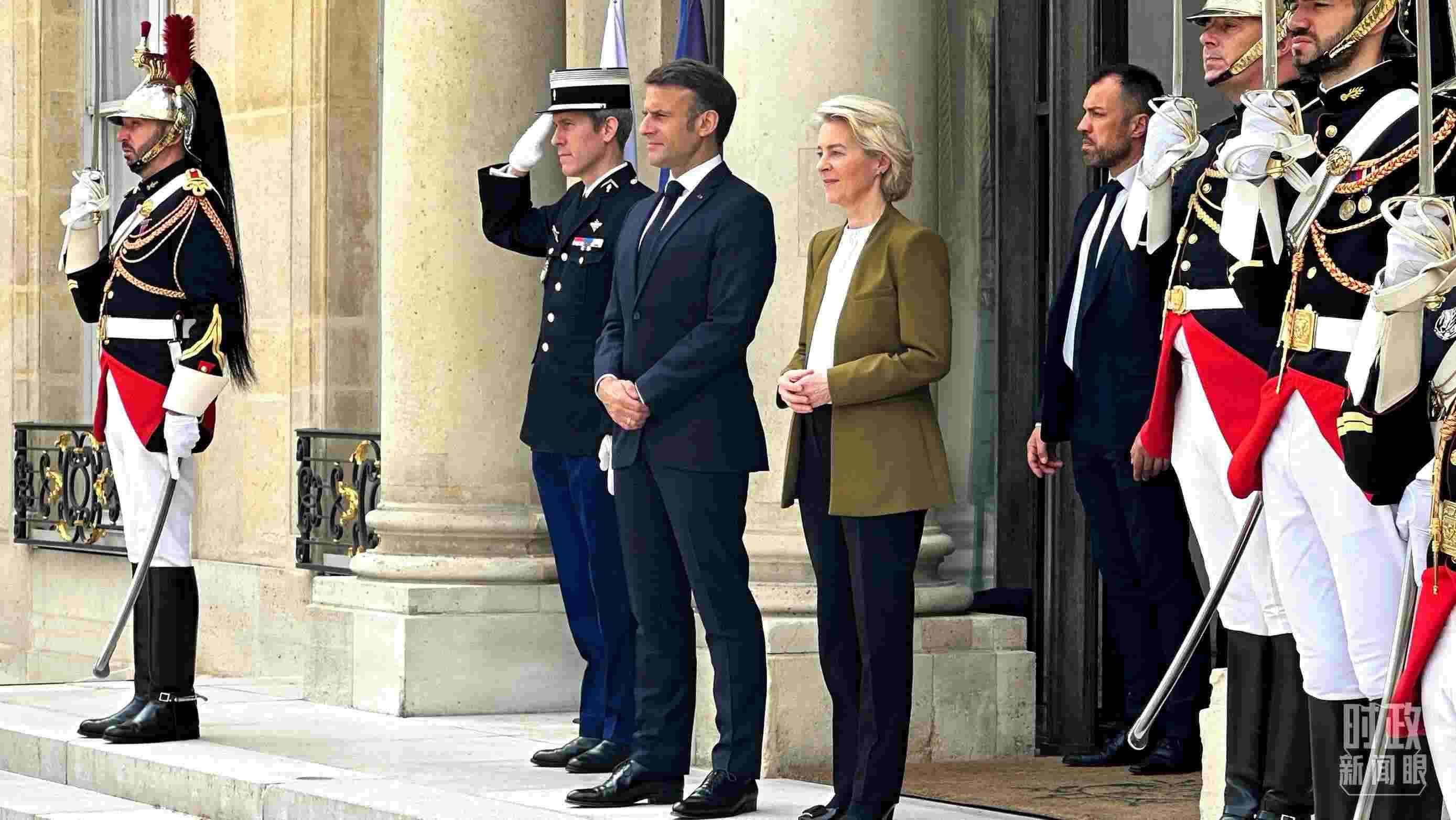 △中法歐領(lǐng)導(dǎo)人三方會晤后，馬克龍總統(tǒng)和馮德萊恩主席將習(xí)主席送至上車處。（總臺央視記者關(guān)舟拍攝）