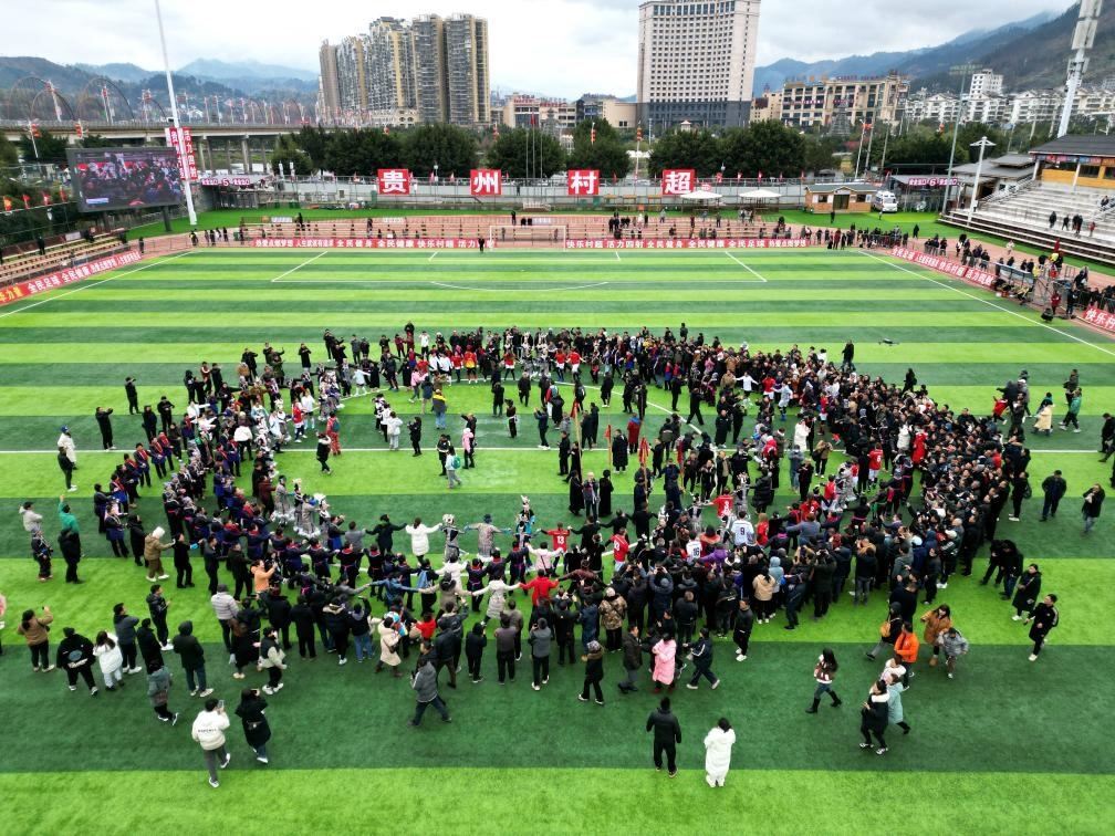 比賽結束后，兩隊隊員、親友團和大批觀眾手拉手跳起侗族舞蹈。新華社發(fā)（王炳真攝）