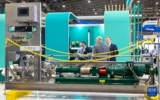 這是5月6日在美國休斯敦國際海洋油氣技術(shù)大會及設(shè)備展上拍攝的展示的裝備。新華社發(fā)（勞承躍攝）