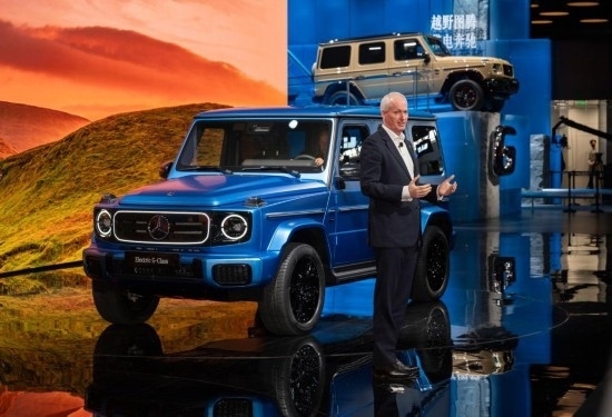 4月25日，在北京中國國際展覽中心順義館舉行的2024北京車展上，梅賽德斯—奔馳集團(tuán)股份公司董事會(huì)成員唐仕凱介紹梅賽德斯—奔馳純電G級(jí)越野車。新華社記者 才揚(yáng) 攝