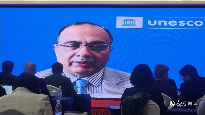 聯(lián)合國(guó)教科文組織駐華代表處代表夏澤翰通過視頻致辭。人民網(wǎng)記者 萬宇攝