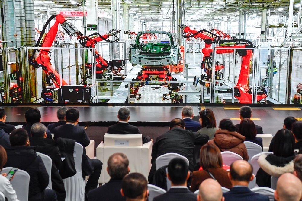 2024年1月26日，奧迪一汽新能源汽車有限公司預(yù)批量生產(chǎn)正式啟動(dòng)，嘉賓觀看奧迪一汽新能源汽車有限公司生產(chǎn)車間的宣傳短片。新華社記者 許暢 攝