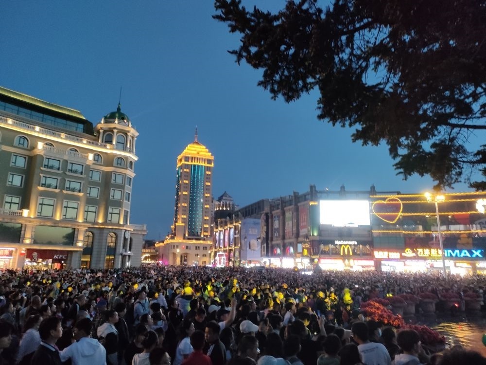 “五一”假期，哈爾濱松花江畔游人如織（2024年5月2日攝）。新華社記者 朱悅 攝