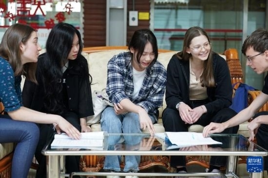 4月28日，宋智孝（右二）和胡靈月（左一）在北京首都師范大學(xué)校園內(nèi)與同學(xué)交流。新華社記者 彭子洋 攝