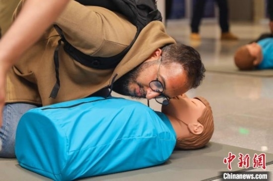 5月9日，留學生利用假人道具練習心肺復蘇技巧。張鷹 攝