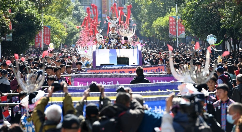 在貴州雷山縣縣城，苗族群眾身著盛裝，載歌載舞參加苗年和鼓藏節(jié)的巡游活動（2023年11月16日攝）。新華社記者 楊楹 攝