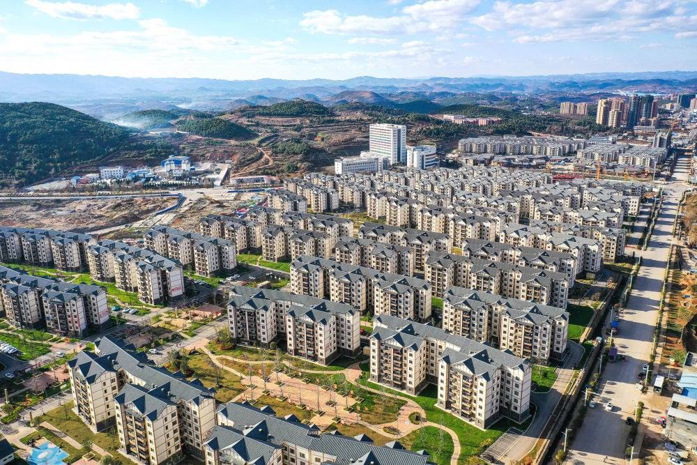 貴州省威寧縣五里崗街道朝陽新城易地扶貧搬遷安置小區(qū)（2021年11月28日攝，無人機照片）。新華社記者 楊文斌 攝