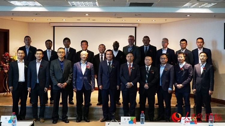 與會(huì)嘉賓合影。人民網(wǎng) 劉暢攝