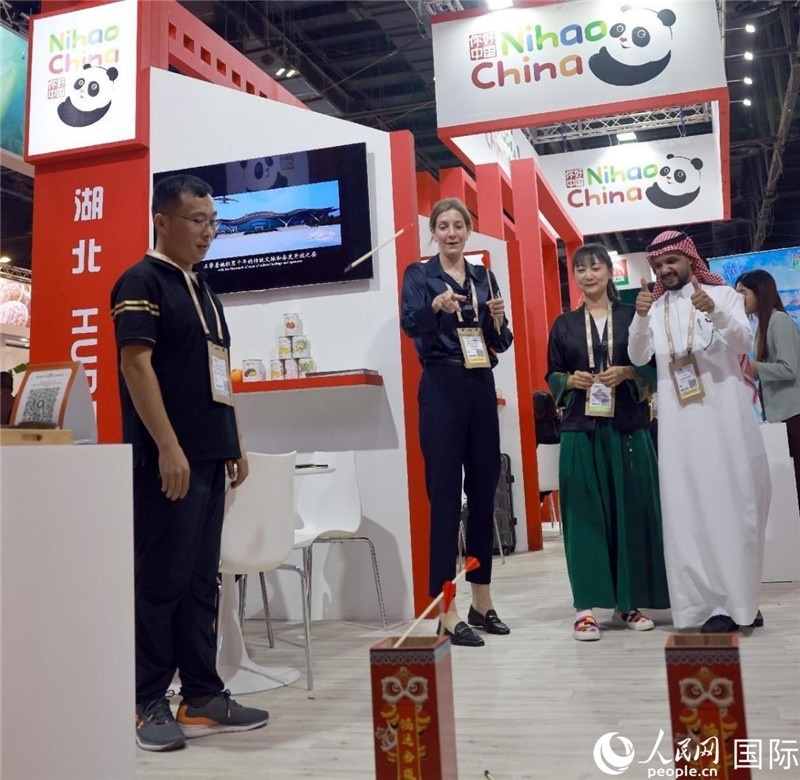 觀眾在參與投壺游戲。人民網(wǎng)記者管克江攝