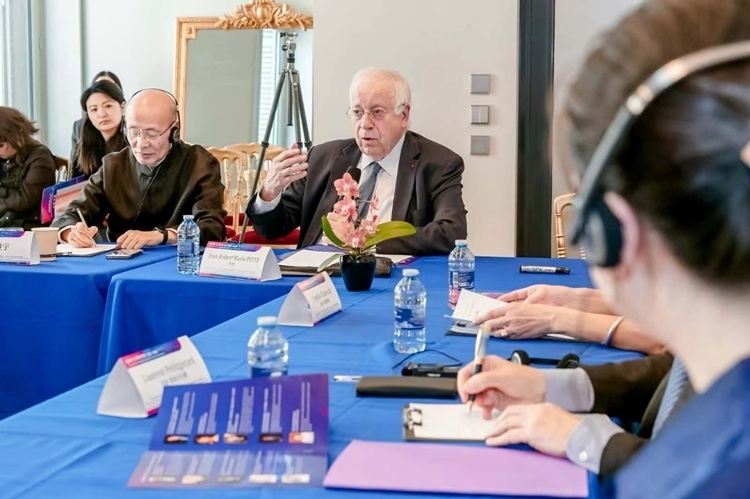 法蘭西科學(xué)院副院長、巴黎地理學(xué)會主席讓-羅伯特·馬里·皮特先生發(fā)言（圖片：中國傳媒大學(xué)