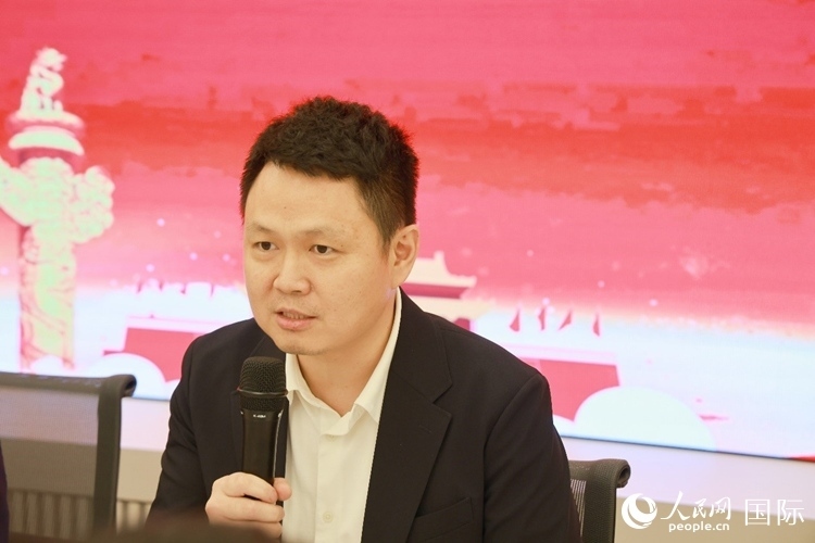 中國駐里約熱內(nèi)盧總領(lǐng)館副總領(lǐng)事王尉育在座談會(huì)上致辭。人民網(wǎng)記者 陳海琪攝