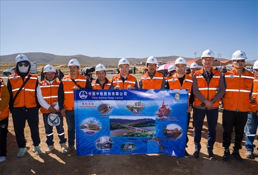 奧魯羅公路項目開工儀式現(xiàn)場，中國中鐵員工代表合影。中國中鐵供圖