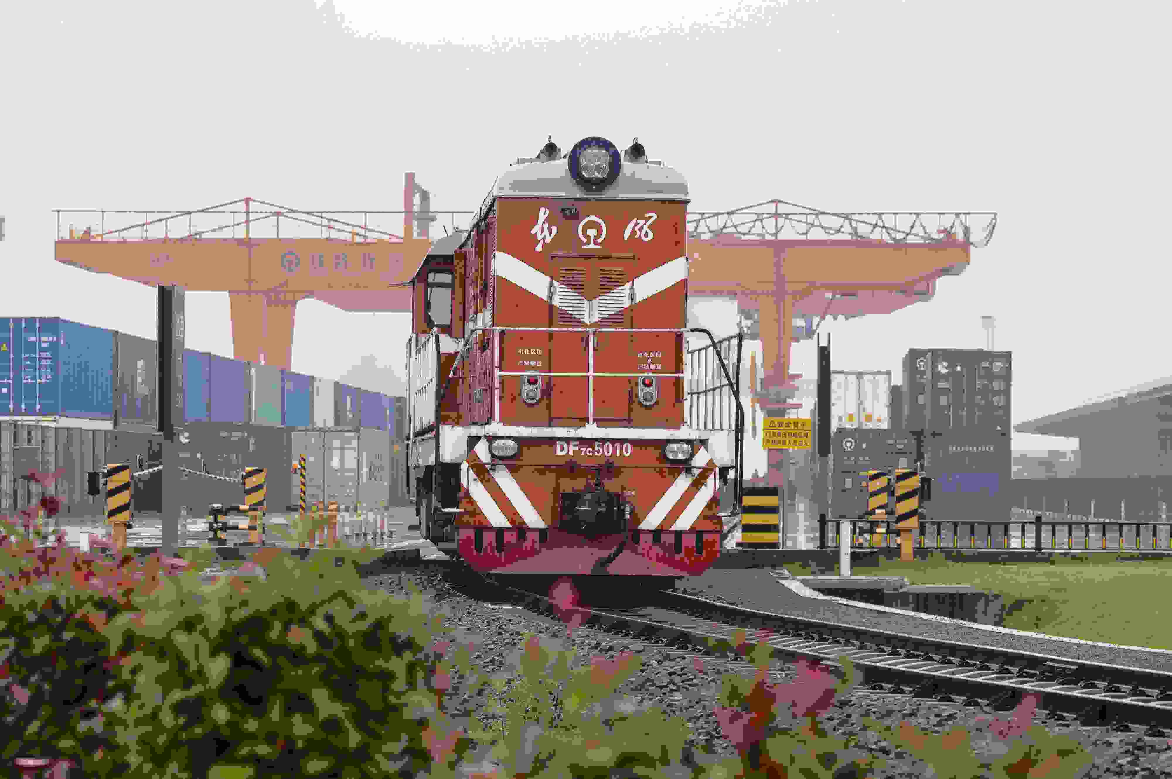 2024年5月5日，“五一”假期最后一天。在浙江省金華市金東區(qū)鐵路金華南站，一列滿載110標箱的中歐班列緩緩啟程駛往匈牙利。