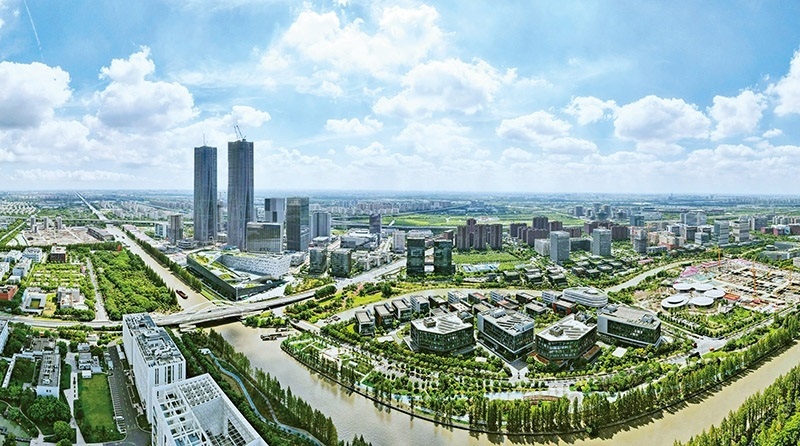 建立全國第一個國際貿(mào)易“單一窗口”，開設(shè)全國第一批自由貿(mào)易賬戶，設(shè)立全國第一家外商獨資醫(yī)院、第一家外商獨資公募基金公司、第一家外商獨資汽車制造企業(yè)……中國（上海）自由貿(mào)易試驗區(qū)掛牌以來，誕生了若干個“全國第一”，在制造業(yè)、金融業(yè)等數(shù)十個開放領(lǐng)域，實現(xiàn)一批全國首創(chuàng)項目落地。圖為上海自貿(mào)區(qū)張江片區(qū)（2023年9月10日攝，無人機照片）。 新華社記者 方喆/攝