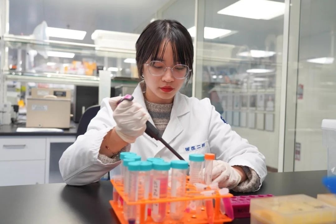 倪楚君在實(shí)驗(yàn)中。浙江大學(xué)供圖