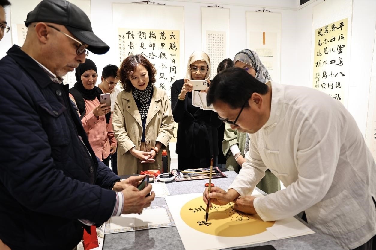 中摩書法老師在共同創(chuàng)作。拉巴特中國文化中心供圖