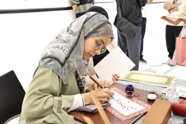 摩洛哥書法老師正在創(chuàng)作。拉巴特中國文化中心供圖