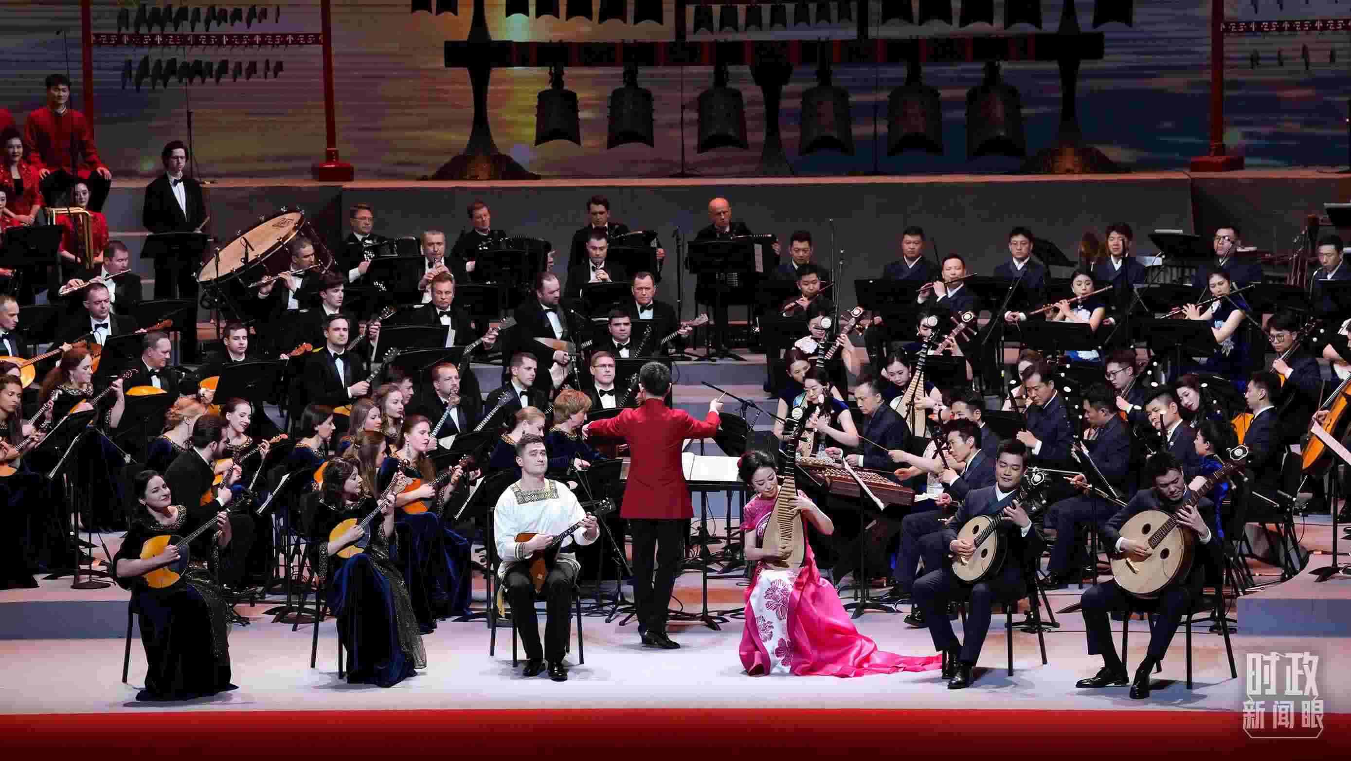 △前來參加音樂會的中俄藝術(shù)家匯聚一堂。（總臺央視記者李增仁、國廣記者李晉拍攝）