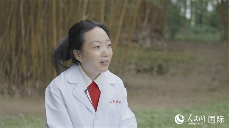 三星堆博物館文物修復(fù)師謝麗接受人民網(wǎng)采訪。人民網(wǎng)記者 張榮攝