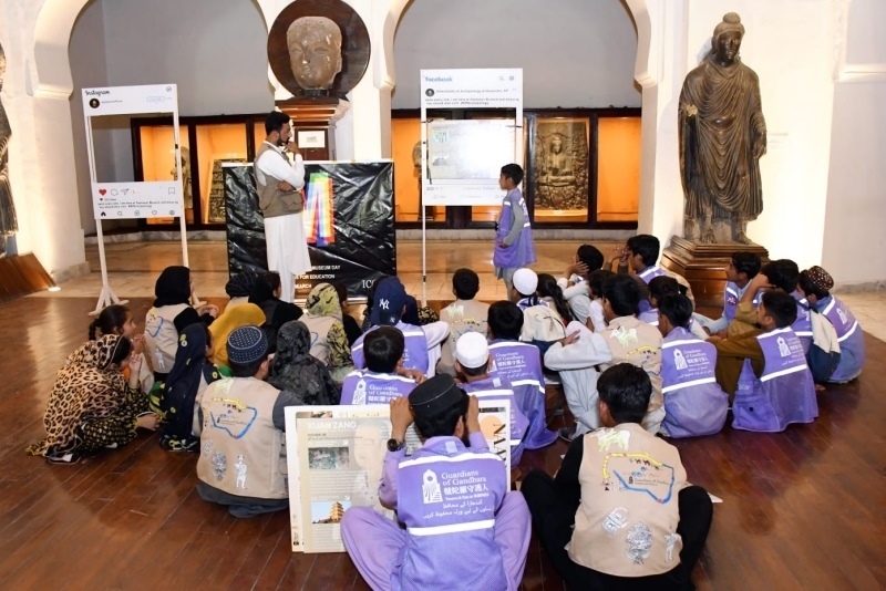 志愿者在博物館給孩子們開展互動講解?！瓣恿_守護人”供圖