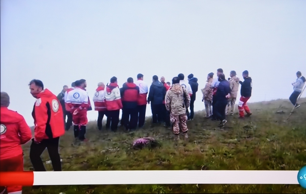 據(jù)伊朗邁赫爾通訊社5月20日報道，伊朗總統(tǒng)萊希在直升機事故中遇難。這是5月20日拍攝的伊朗國家電視臺播放的救援人員抵達事故現(xiàn)場的畫面。 新華社記者 沙達提 攝