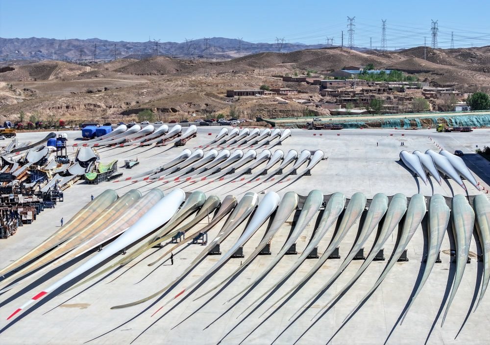 2024年5月11日拍攝的碼放在內(nèi)蒙古包頭市石拐區(qū)一家風(fēng)電設(shè)備制造企業(yè)廠區(qū)內(nèi)的葉片（無人機(jī)照片）。新華社記者 連振 攝