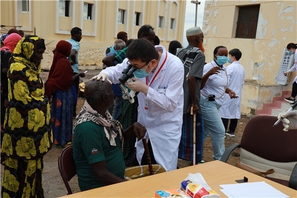 在義診現(xiàn)場，中國醫(yī)生與當?shù)鼐用窈嫌傲裟?，吉布提鹽業(yè)投資公司供圖