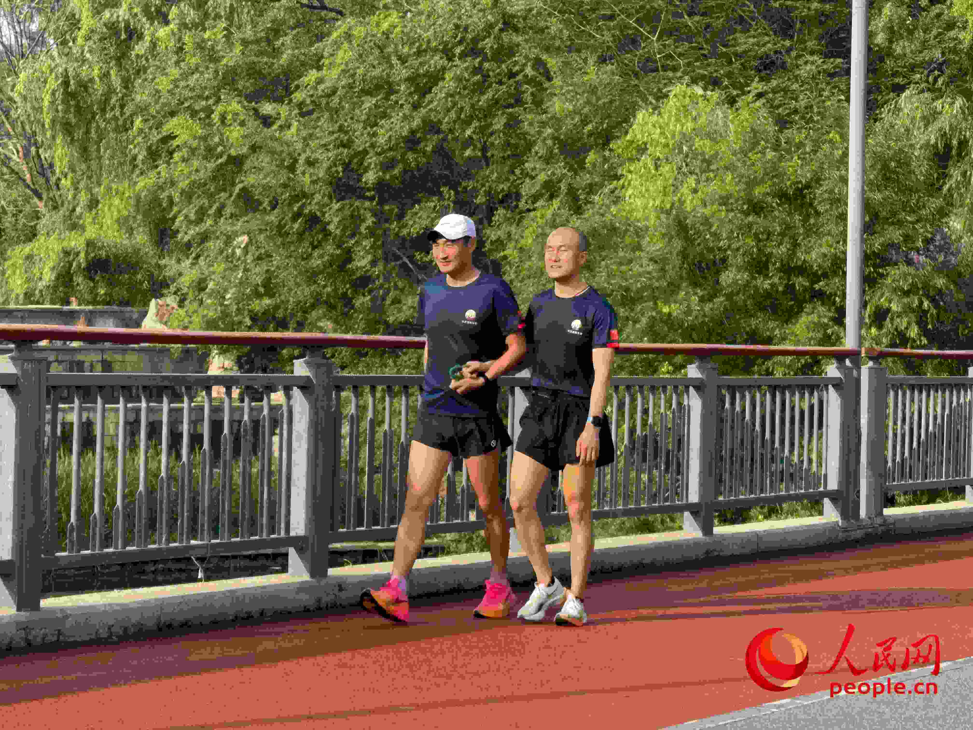 李玉寶和何亞君跑步后進行調(diào)整。人民網(wǎng) 周靜圓攝