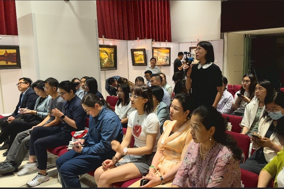 參會(huì)記者現(xiàn)場(chǎng)提問。