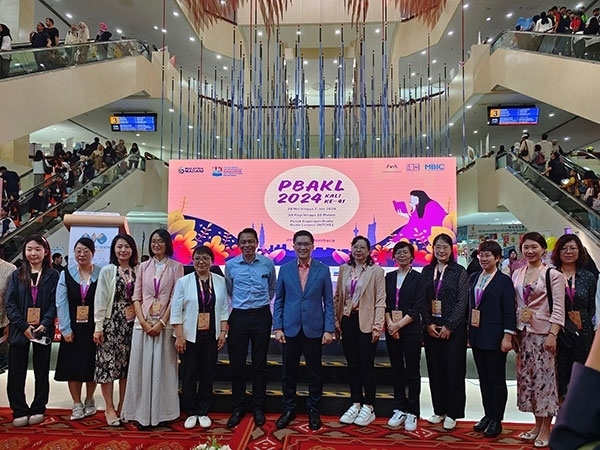 5月24日，在吉隆坡國(guó)際書(shū)展期間舉辦的中馬贈(zèng)書(shū)儀式。中國(guó)圖書(shū)進(jìn)出口（集團(tuán)）有限公司供圖