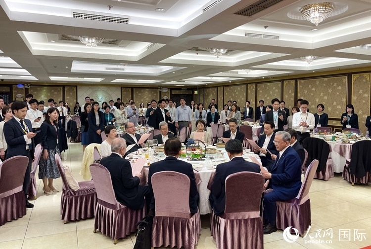 創(chuàng)價學(xué)會青年代表團共唱《櫻花緣》