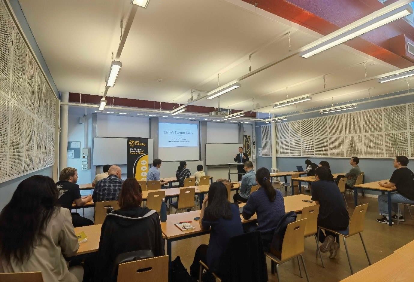 中國駐瑞典大使崔愛民與同學們互動并回答問題。中國駐瑞典大使館供圖