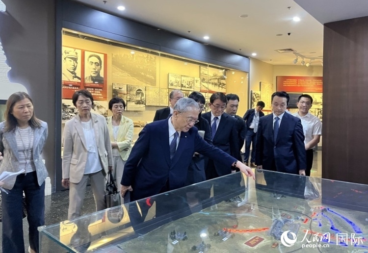 創(chuàng)價學(xué)會會長原田稔（中）與青年代表團成員訪問中國人民抗日戰(zhàn)爭紀念館。人民網(wǎng)記者 陳思攝