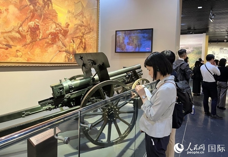 創(chuàng)價學(xué)會青年代表團成員在中國人民抗日戰(zhàn)爭紀念館參觀。人民網(wǎng)記者 陳思攝