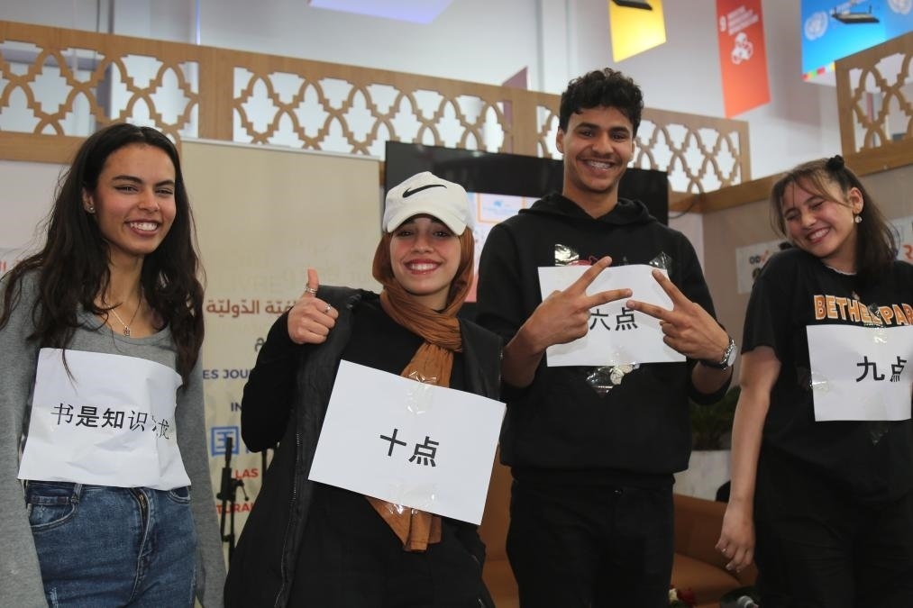 2024年4月24日，突尼斯高中生在首都突尼斯市舉辦的突尼斯國際書展上表演漢語節(jié)目。新華社發(fā)（阿代爾攝）