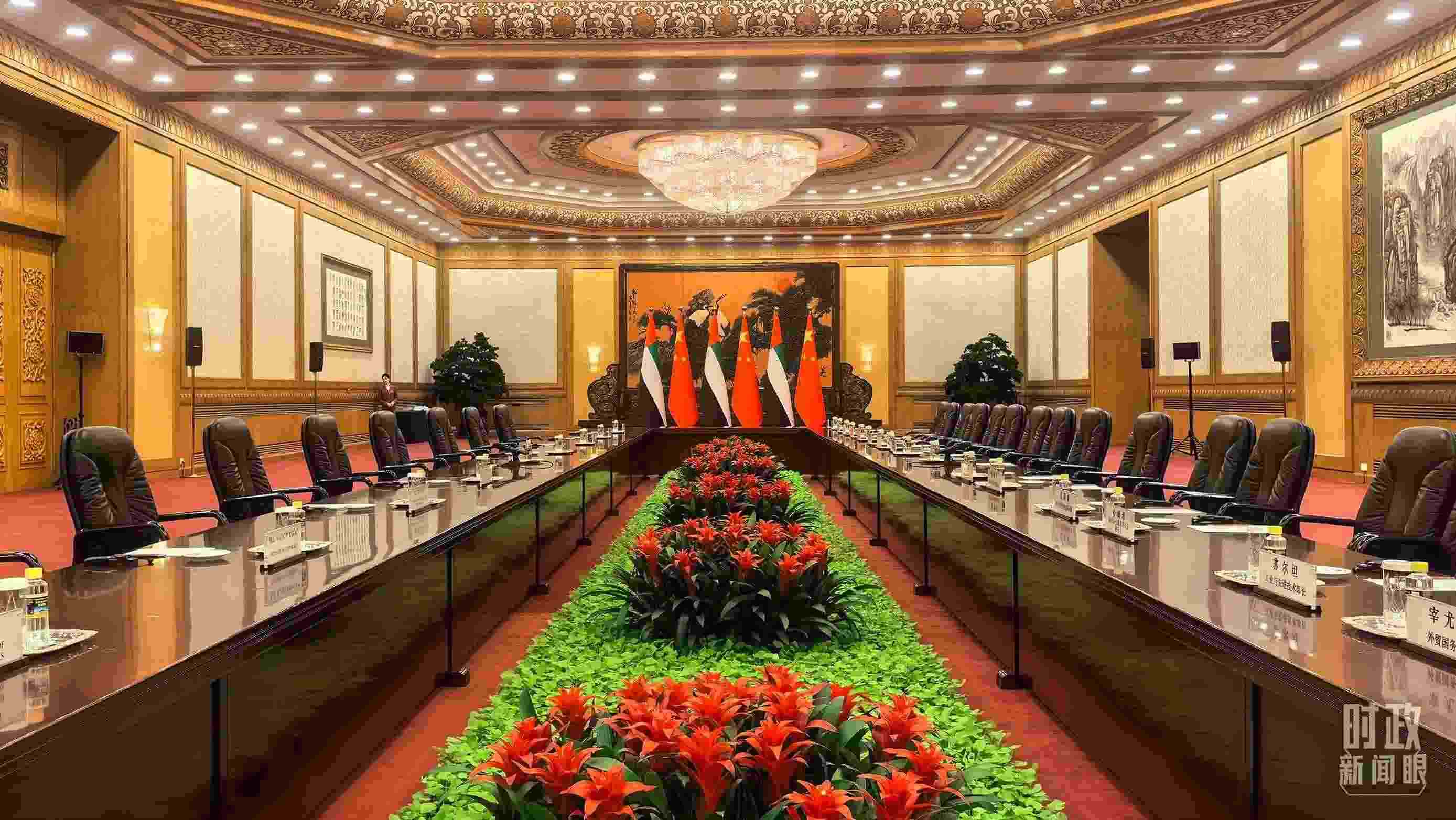 △5月30日下午，習(xí)近平主席同阿聯(lián)酋總統(tǒng)穆罕默德會(huì)談。這是會(huì)談開(kāi)始前的現(xiàn)場(chǎng)。（總臺(tái)央視記者鄂介甫拍攝）