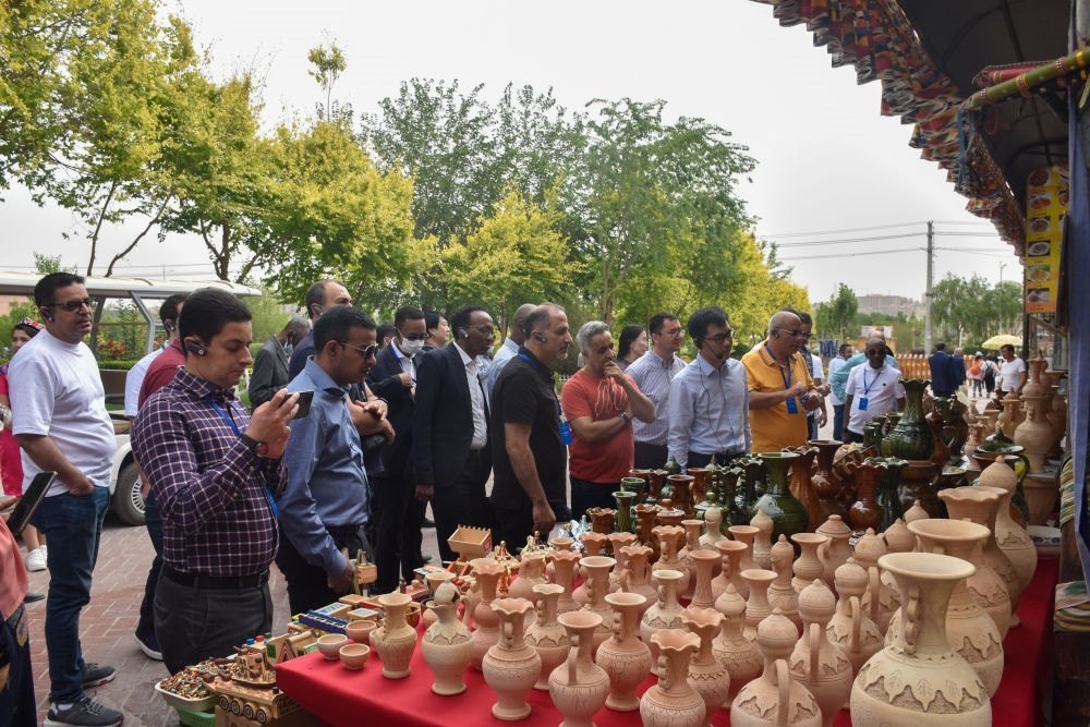 2023年5月31日，阿拉伯國(guó)家聯(lián)盟代表團(tuán)一行在新疆喀什古城參觀訪問(wèn)。新華社記者 高晗 攝