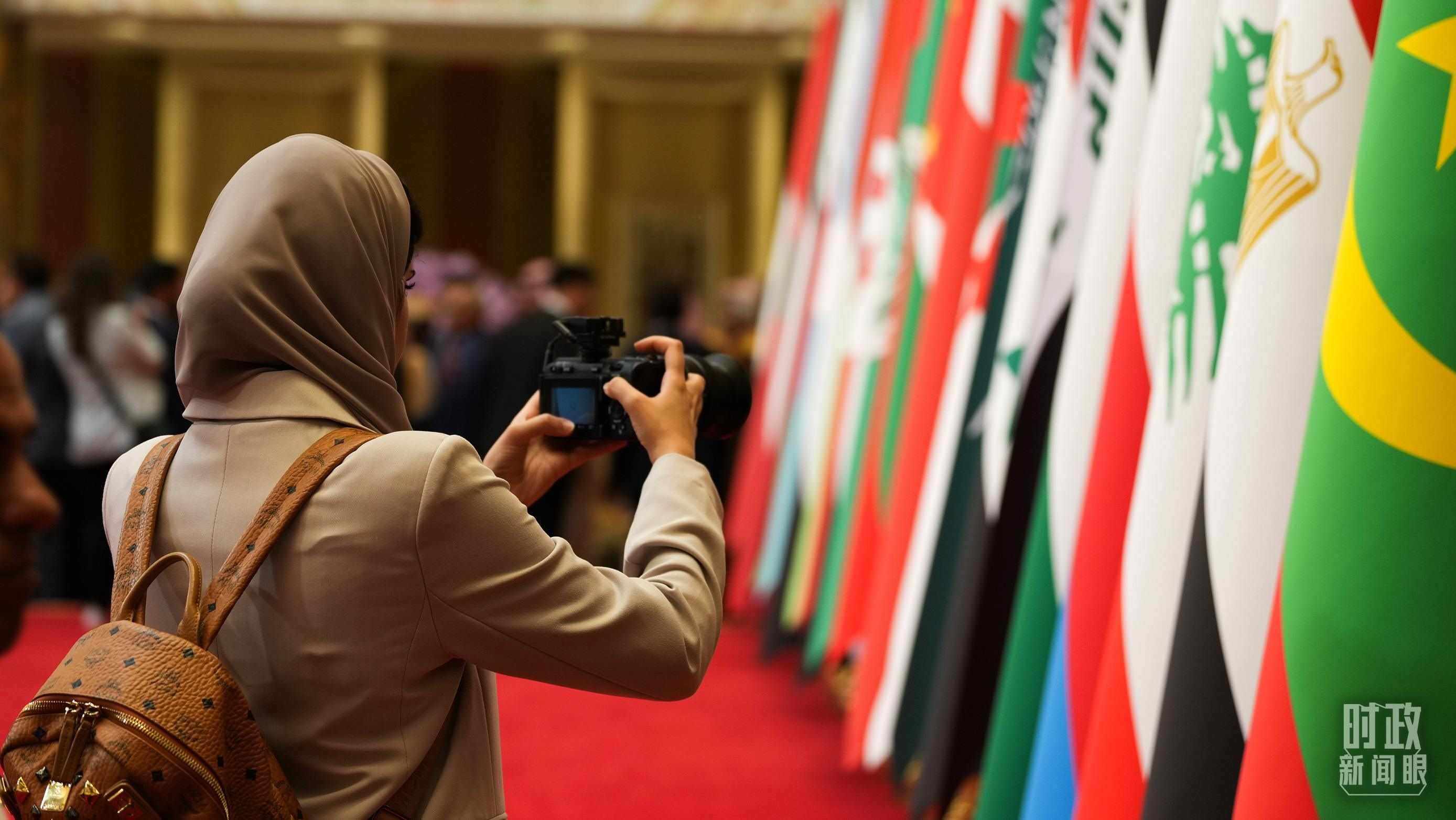 △外國(guó)媒體拍攝現(xiàn)場(chǎng)旗陣。（總臺(tái)國(guó)廣記者李晉拍攝）