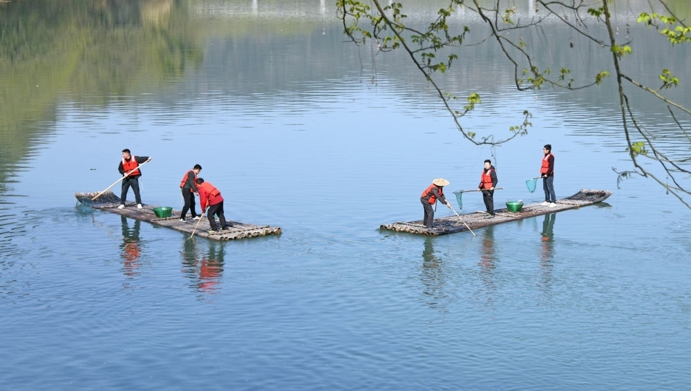 浙江省臺州市仙居縣步路鄉(xiāng)黨員志愿者與河長一起在永安溪巡河護水，清理雜物垃圾（2024年3月20日攝）。新華社發(fā)（王華斌攝）